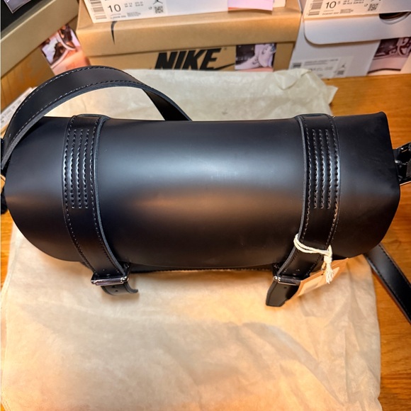 Dr. Martens Classic Black Messenger 11in Bag - Picture 2 of 13